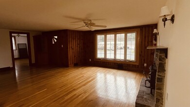 282 Derry Rd in Litchfield, NH - Building Photo - Building Photo