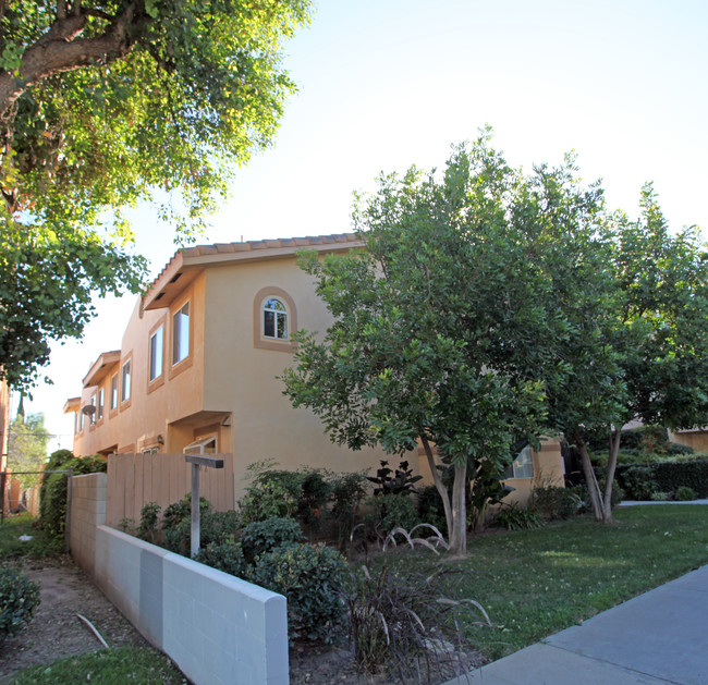 17214 Chatsworth St in Granada Hills, CA - Building Photo - Building Photo