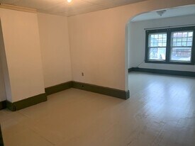 9 Central St in Windsor, VT - Building Photo
