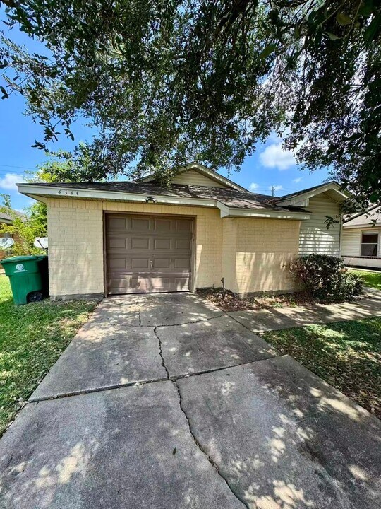 4646 Callery Creek Dr in Houston, TX - Building Photo