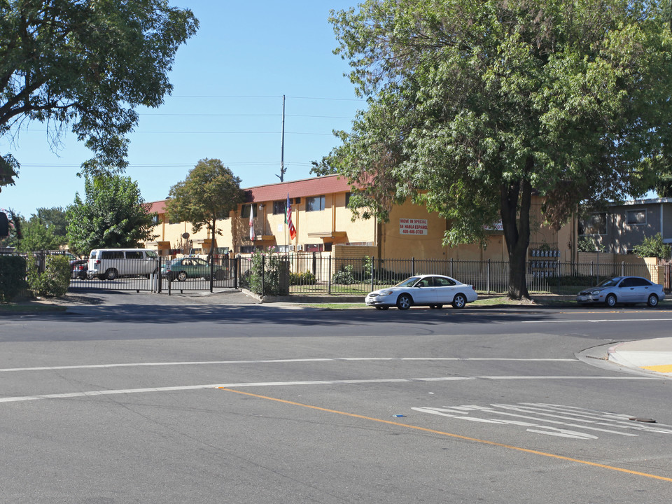 204 E Bianchi Rd in Stockton, CA - Foto de edificio