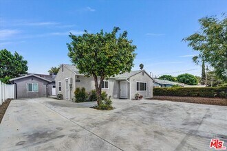 18749 Gault St in Los Angeles, CA - Building Photo - Building Photo