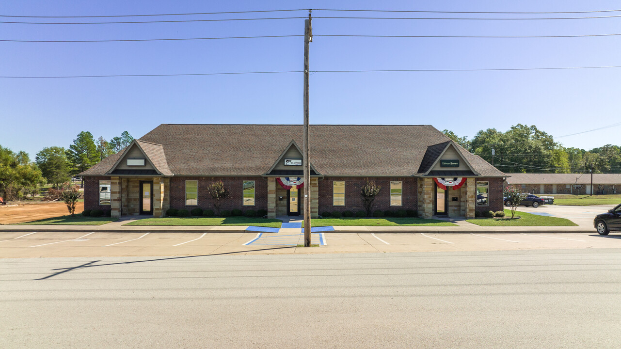 329 N Roberts St in Gilmer, TX - Building Photo