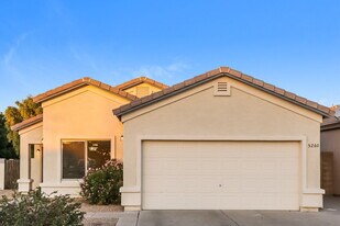 5260 N 42nd Ln in Phoenix, AZ - Building Photo