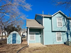 1327 E 21st Ter in Lawrence, KS - Foto de edificio - Building Photo