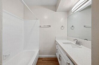 Kenmore Apartments in Los Angeles, CA - Foto de edificio - Interior Photo