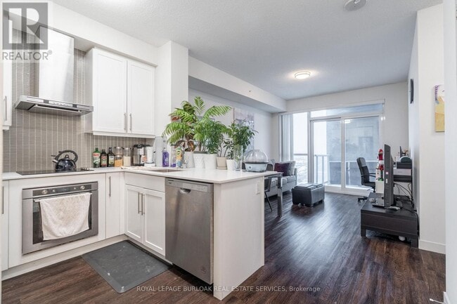 2087 Fairview St in Burlington, ON - Building Photo - Building Photo