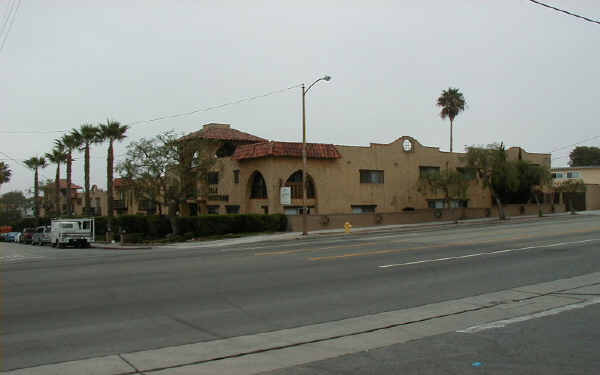 Villa Capistrano in Redondo Beach, CA - Building Photo