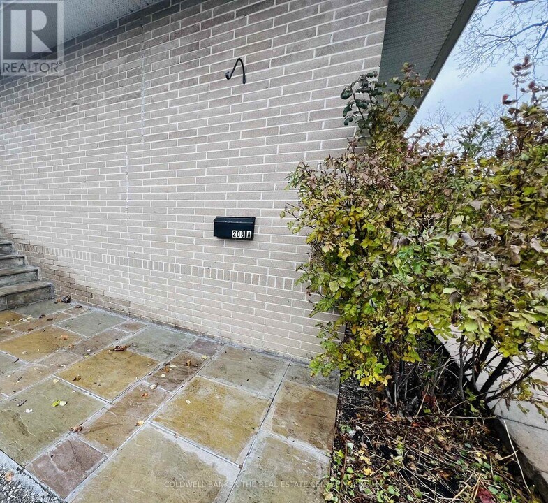 208 Wellington St E in Barrie, ON - Building Photo