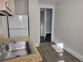 72 Sherman St in Lynbrook, NY - Building Photo - Building Photo