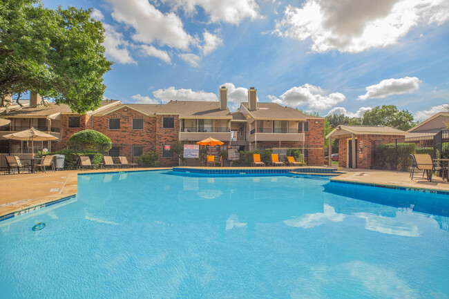 Wood Meadow Apartments in North Richland Hills, TX - Foto de edificio - Building Photo