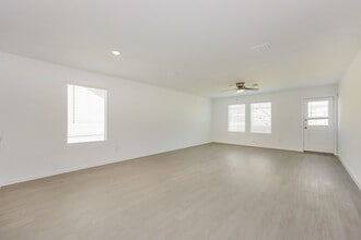 2205 La Vis Ln in Fort Worth, TX - Foto de edificio - Building Photo