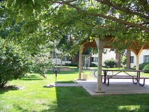 Meadowbrook Apartments in Mount Pleasant, IA - Building Photo - Building Photo