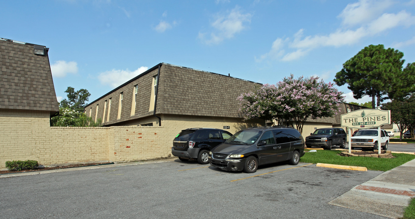 Pines I & II in Gretna, LA - Building Photo