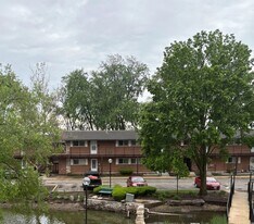 1840 W Hatherleigh Ct in Mount Prospect, IL - Building Photo