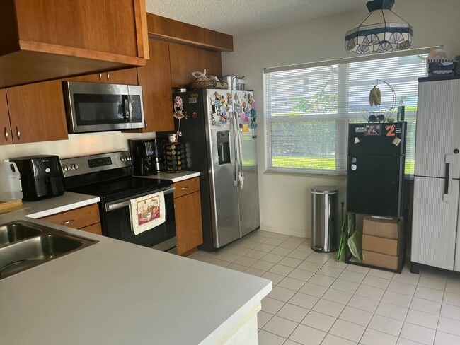 7 Amherst Ct in Royal Palm Beach, FL - Building Photo - Building Photo