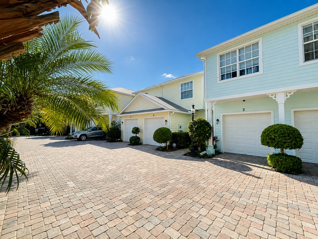 property at 902 S Federal Hwy