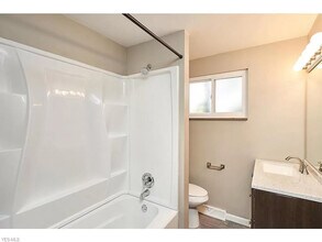 406 E Lake Ave, Unit 2 Bottom in Barberton, OH - Building Photo - Building Photo