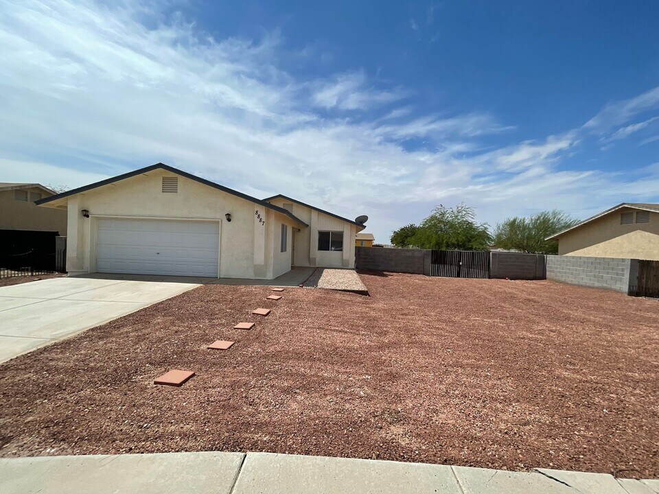 8887 E 39th St in Yuma, AZ - Building Photo