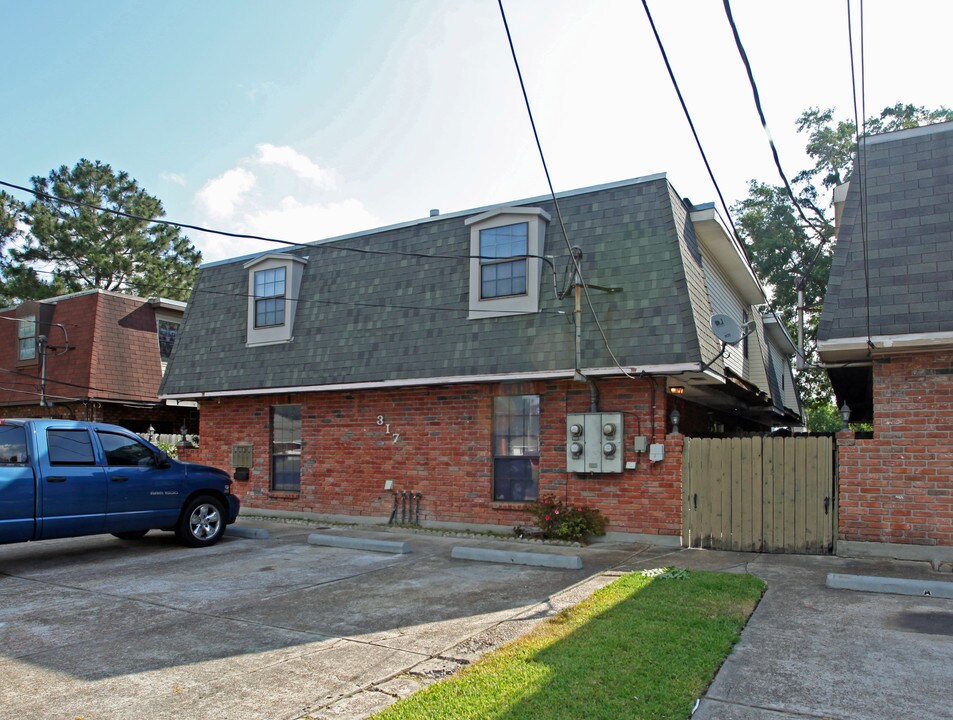 317-321 Clearview Pky in Metairie, LA - Building Photo