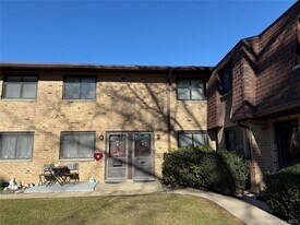 55 Pinebrook Pl in Bay Shore, NY - Building Photo