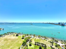 1800 N Bayshore Dr in Miami, FL - Building Photo
