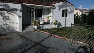 2131 Arthur St in Hollywood, FL - Foto de edificio - Building Photo