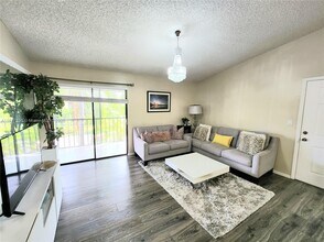 935 NE 199th St in Miami, FL - Building Photo - Building Photo