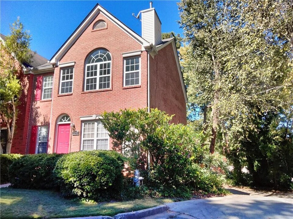3299 Hampton Green Way in Atlanta, GA - Foto de edificio