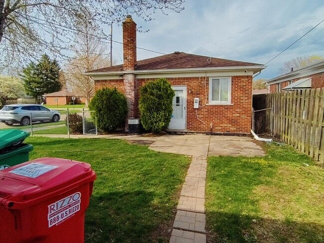 19000 Rosetta Ave in Eastpointe, MI - Building Photo - Building Photo