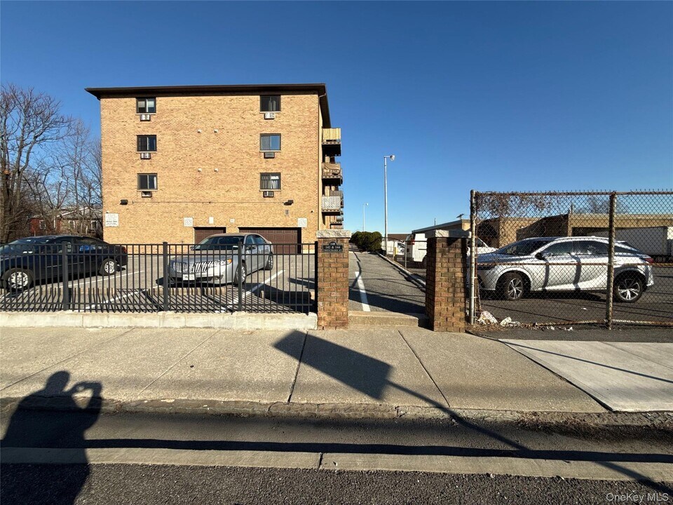 142 Trenchard St in Yonkers, NY - Building Photo
