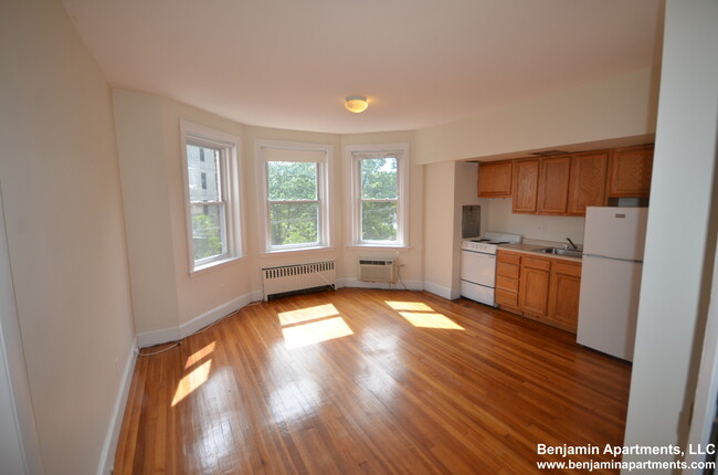 46 Lancaster Ter, Unit 305 in Brookline, MA - Foto de edificio - Building Photo