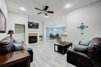 121 Clear Water W in Montgomery, TX - Building Photo - Building Photo