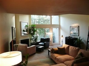 7307 Sand Point Way NE-Unit -B 952 in Seattle, WA - Foto de edificio - Building Photo