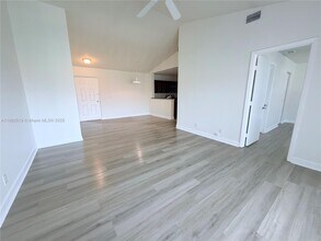 5761 Riverside Dr in Coral Springs, FL - Foto de edificio - Building Photo