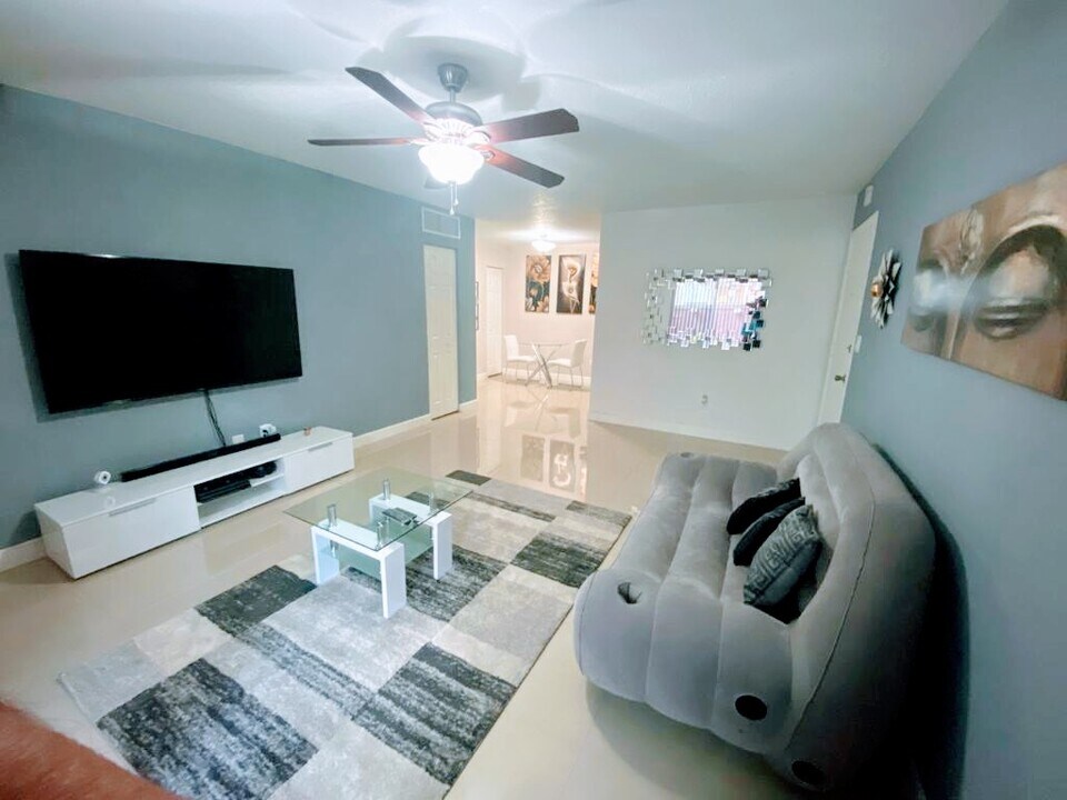 10740 N Kendall Dr in Miami, FL - Building Photo