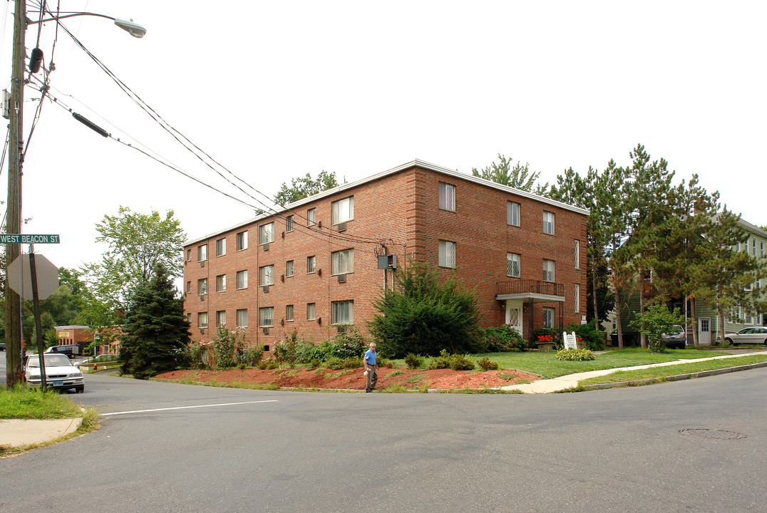 65 W Beacon St in West Hartford, CT - Building Photo