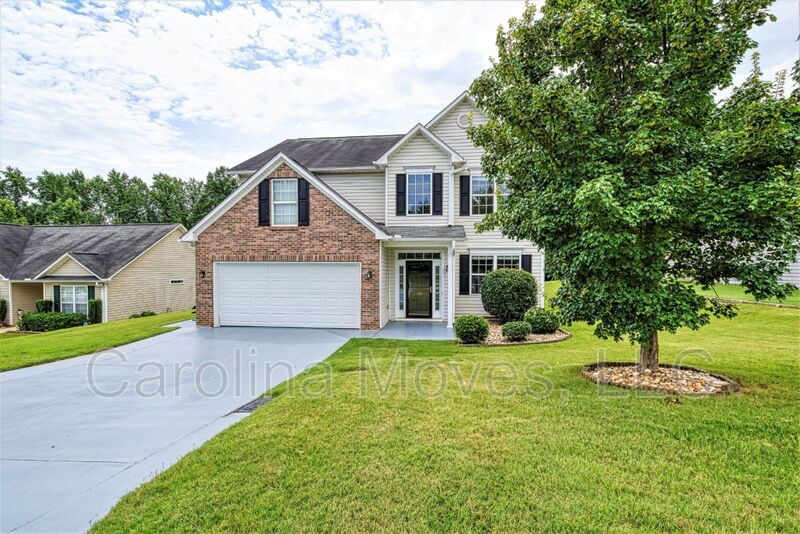 140 Rounded Wing Dr in Easley, SC - Building Photo