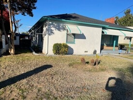195 E Canal Dr in Turlock, CA - Building Photo
