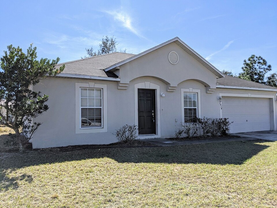 1914 Manatee Ct in Poinciana, FL - Foto de edificio