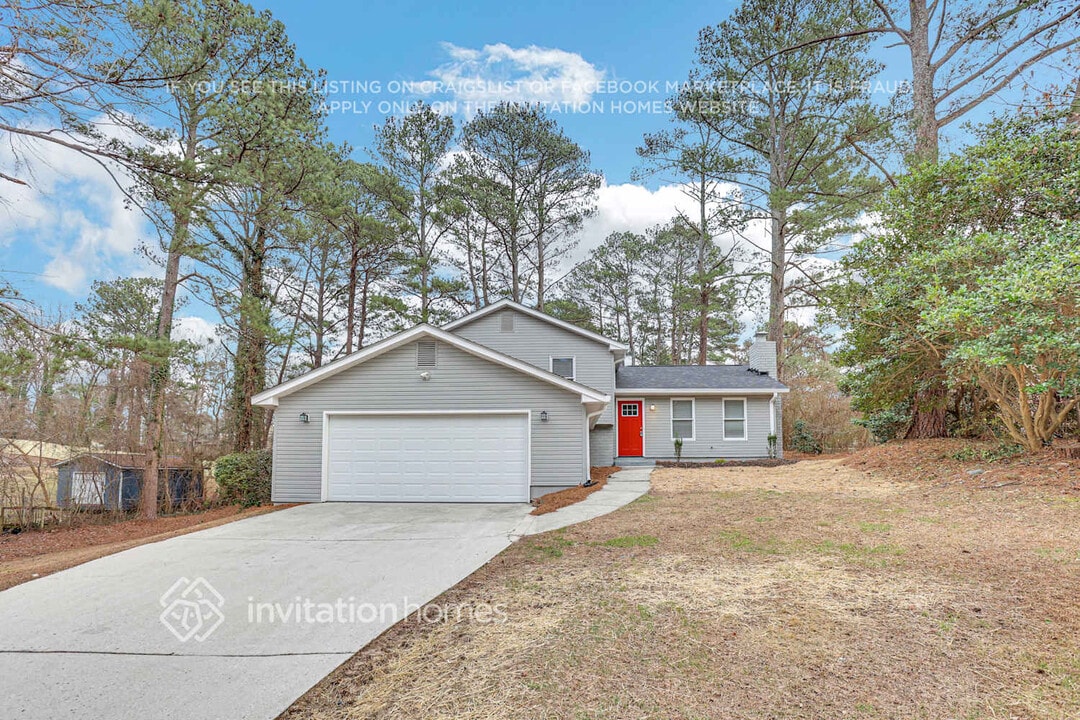 1122 Holly Hills Dr SW in Lilburn, GA - Building Photo