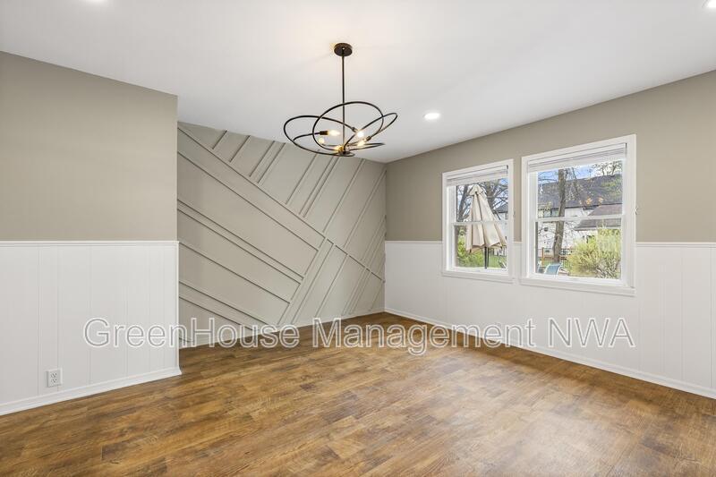 713 NW 6th St in Bentonville, AR - Building Photo