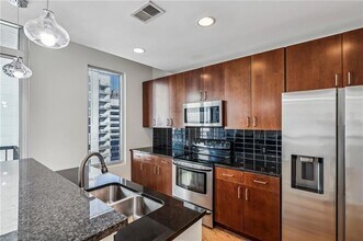 44 Peachtree Pl NW in Atlanta, GA - Foto de edificio - Building Photo