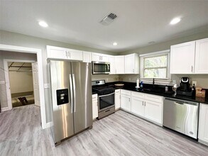 8021 White Ave in Hitchcock, TX - Building Photo - Building Photo