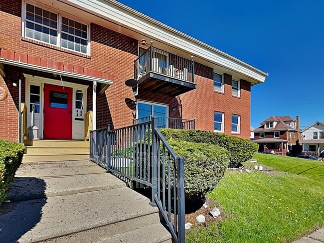 901 Crescent Ave in Ellwood City, PA - Building Photo - Building Photo