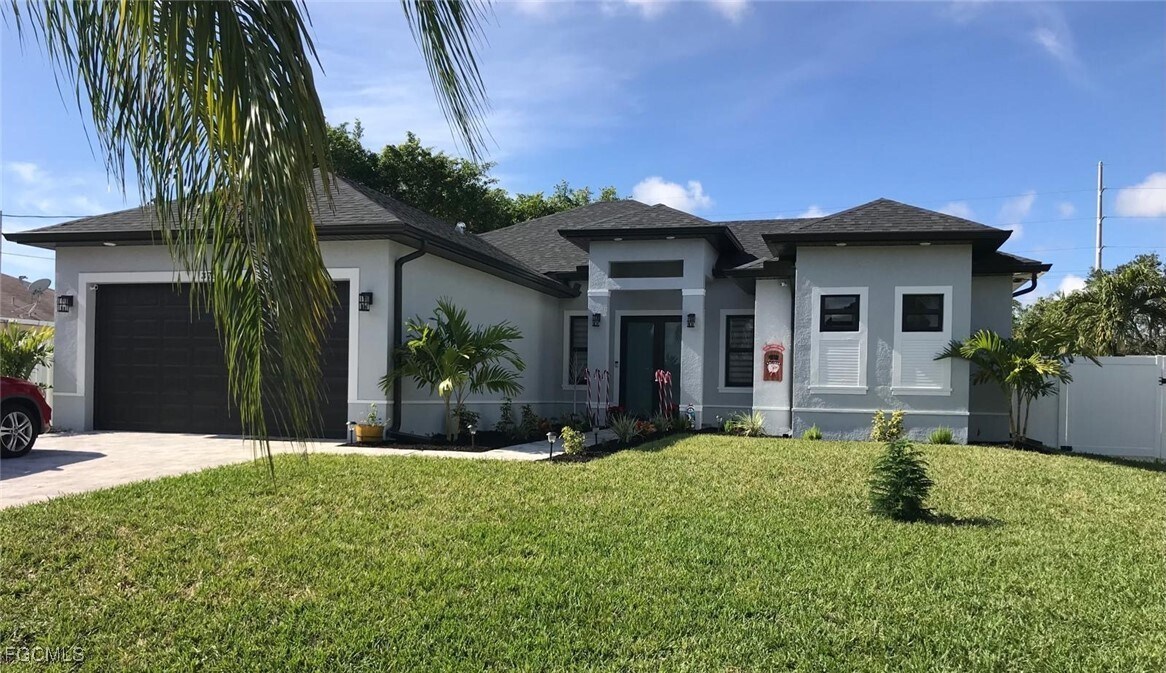 3738 SE Santa Barbara Pl in Cape Coral, FL - Building Photo