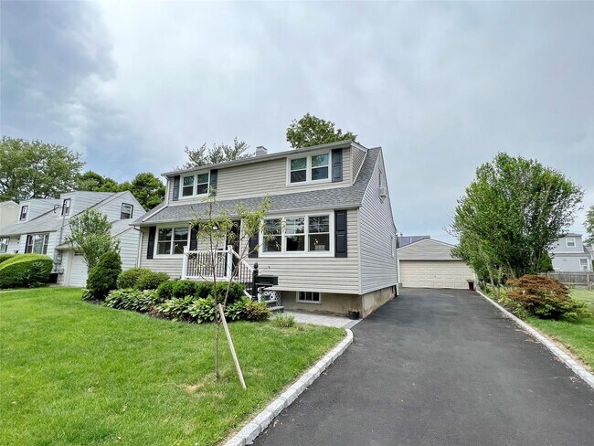 44 Fieldstone Dr in Syosset, NY - Building Photo - Building Photo