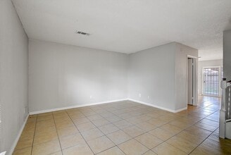 5825 W Tidwell Rd in Houston, TX - Building Photo - Building Photo