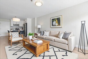 135 Gold Star Hwy in Groton, CT - Building Photo