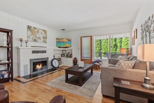 10167 N Strahorn Rd in Hayden, ID - Building Photo